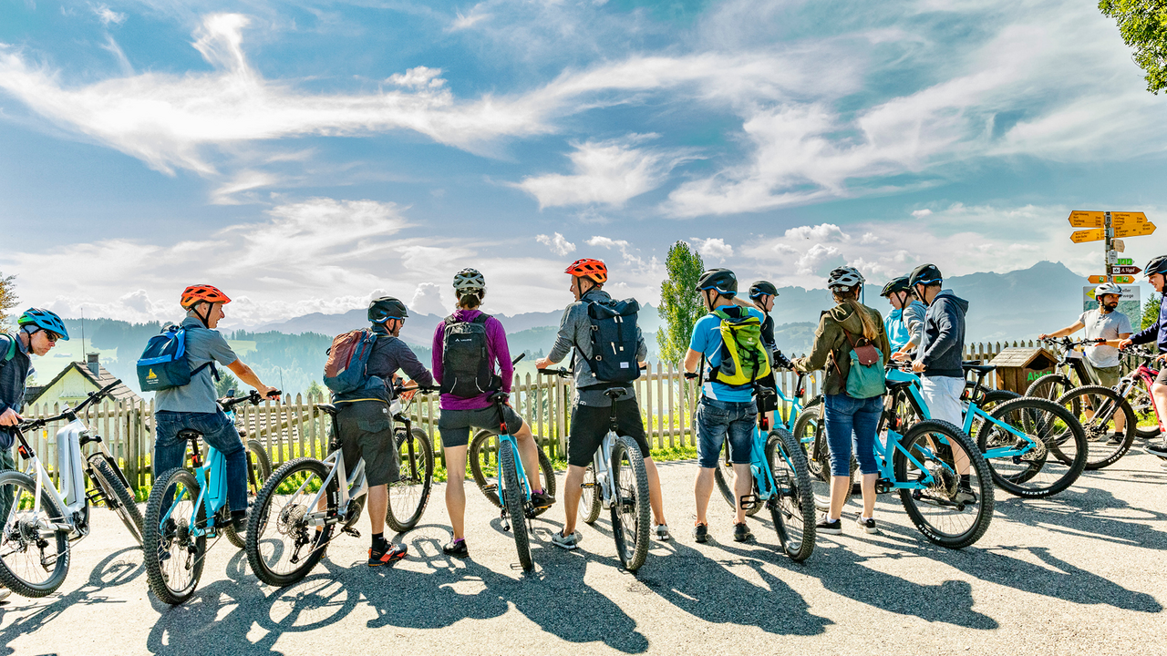Erleben Sie einen abwechslungsreichen Tag auf der Süffig E-Bike Tour. Die Route startet am Morgen in Teufen mit einer kurzen Einleitung/Erklärung zu den E-Bikes, führt über Bühler zum Gäbris und Hirschberg und endet am Nachmittag in Appenzell. Dank der Zusammenarbeit mit unseren Partnern, der Brauerei Locher AG und der Goba AG ist ein erlebnisreicher und süffiger Teamanlass entstanden. Wir wünschen dabei eine unfallfreie Fahrt, neue Eindrücke und Erkenntnisse sowie viel Spass.
