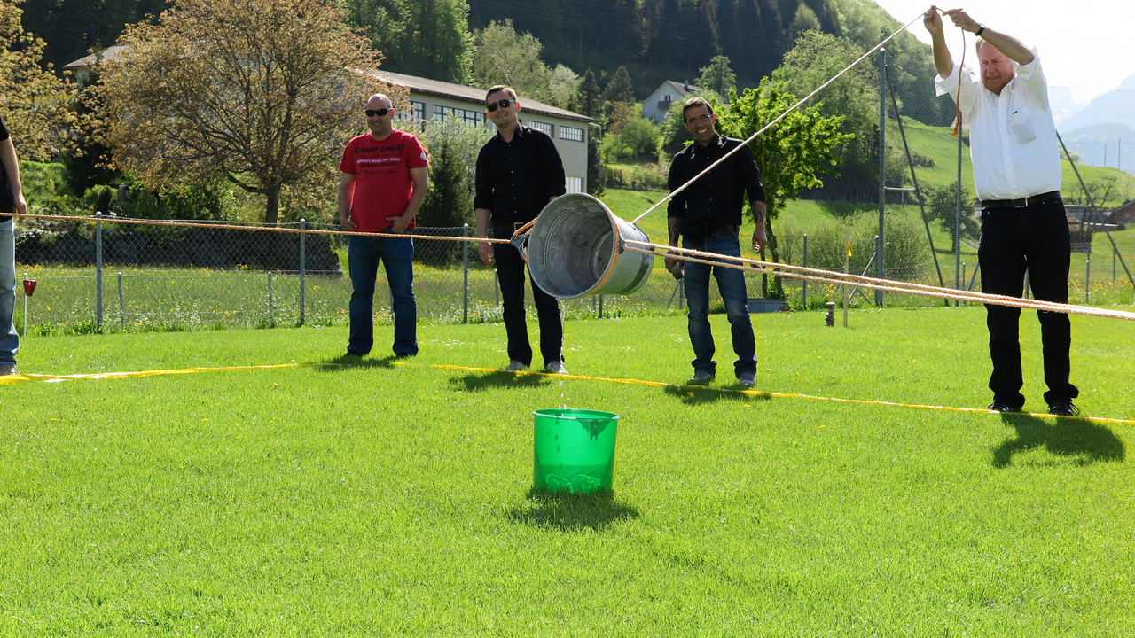 Bei diesem Teamevent erhalten die Teilnehmer nur das Rohmaterial zum Bau eines Flosses, ganz ohne Anleitung. Sie müssen sich in begrenzter Zeit über die Konstruktion beraten, effektiv zusammenarbeiten und verschiedene Posten durchlaufen. Dies fördert wichtige Aspekte des Arbeitsalltags wie Entscheidungsfindung und Kommunikation.