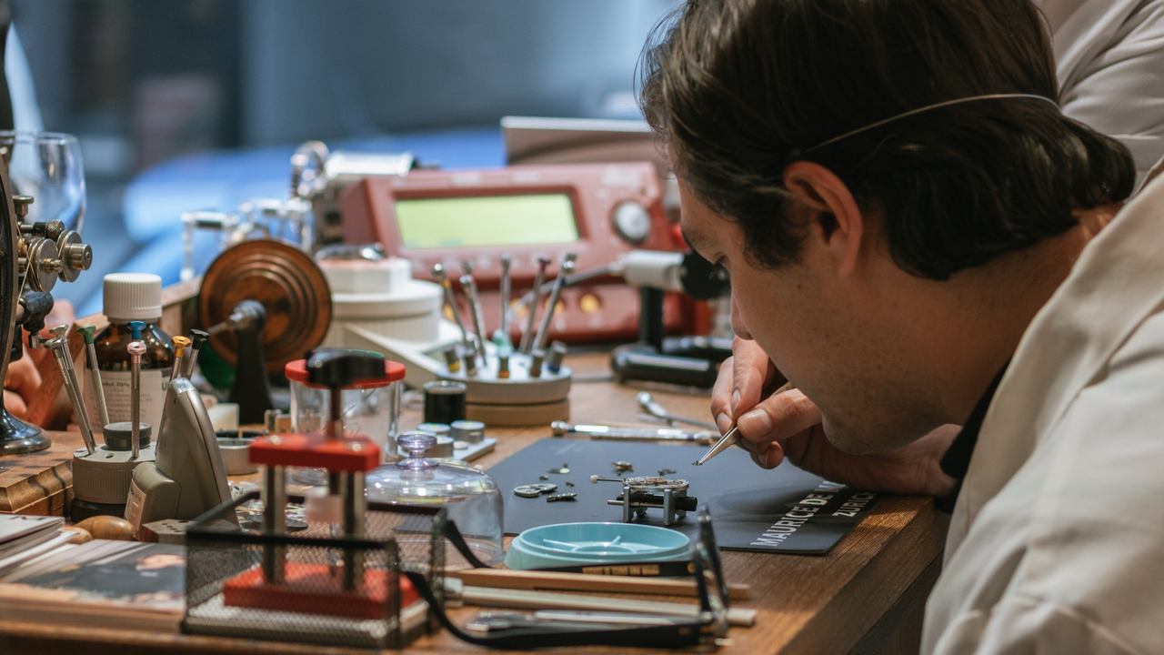 Sie haben noch nie eine Uhr selbst zusammengesetzt, stimmt’s? Das können Sie jetzt aber tun: Für Interessierte (ab 12 Jahren) führen wir Uhrmacherkurse in unserem Atelier durch. Darin dürfen Sie ein Unitas-Taschenuhrwerk unter fachkundiger Betreuung auseinandernehmen und zusammensetzen.