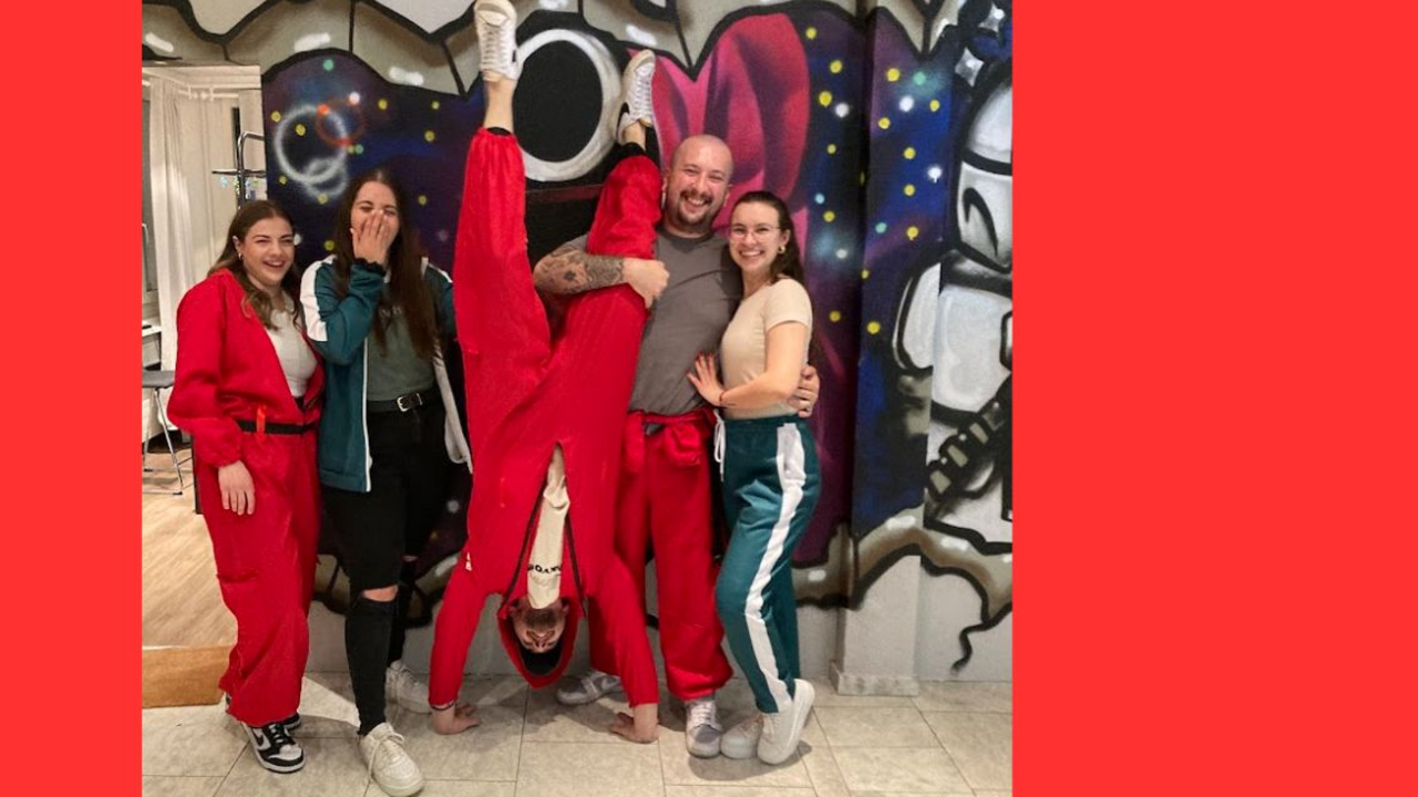 Team-Ausflug im modernsten Escape in Zürich Wir bieten Ihrem Team ein unvergessliches Erlebnis mit modernsten Escape-Räumen, in denen professionelle Schauspieler für zusätzliche Spannung sorgen. Nach dem aufregenden Abenteuer können Sie in unserem komfortablen Apéro-Raum mit Sofa, Tischen und voll ausgestatteter Küche entspannen oder sich im Game-Room mit Ping-Pong, Töggeli-Kasten und Arcade-Spielen vergnügen. Mit 15 kostenlosen Parkplätzen und einer einzigartigen Kombination aus Teambuilding, Entertainment und gemütlichem Beisammensein bieten wir das perfekte Setting für Ihren nächsten Firmenausflug.