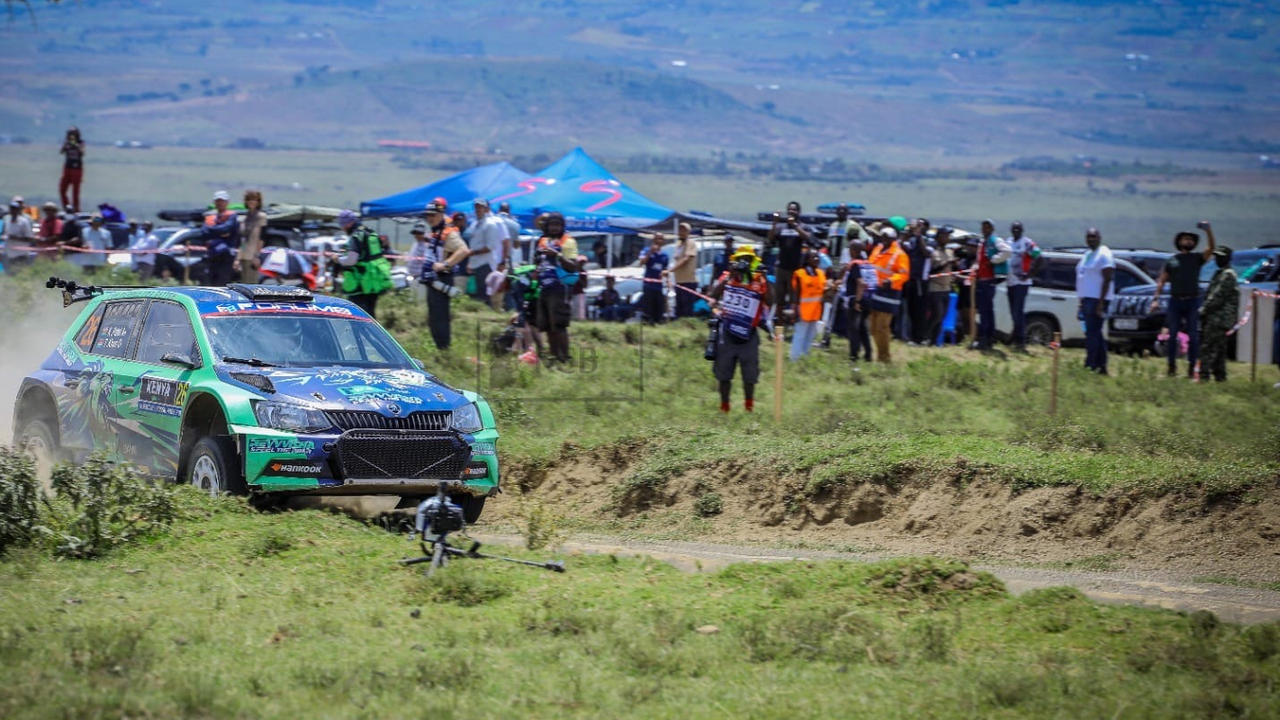 WRC Safari Rallye Kenia 2026: Das ultimative Motorsport-Erlebnis. Motorengebrüll, Staubwolken auf den Hochgeschwindigkeitsstrecken, die elektrisierende Atmosphäre jubelnder internationaler Fans unter dem afrikanischen Himmel – die WRC Safari Rallye Kenia 2026 verspricht, eines der unvergesslichsten Motorsport-Erlebnisse aller Zeiten zu werden.