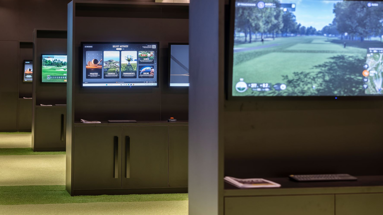 Entdecken Sie in der Gruppe das Golfcenter, zentral gelegen im Herzen der Schweiz. Ausgestattet mit modernsten Technologien setzt das schweizweit grösste Indoor Trainings Center auch europäisch Massstäbe. Ob Teamevent, Kundenanlass oder eine Runde mit Freunden - hier spielen und trainieren Sie auf Pro Tour Niveau!