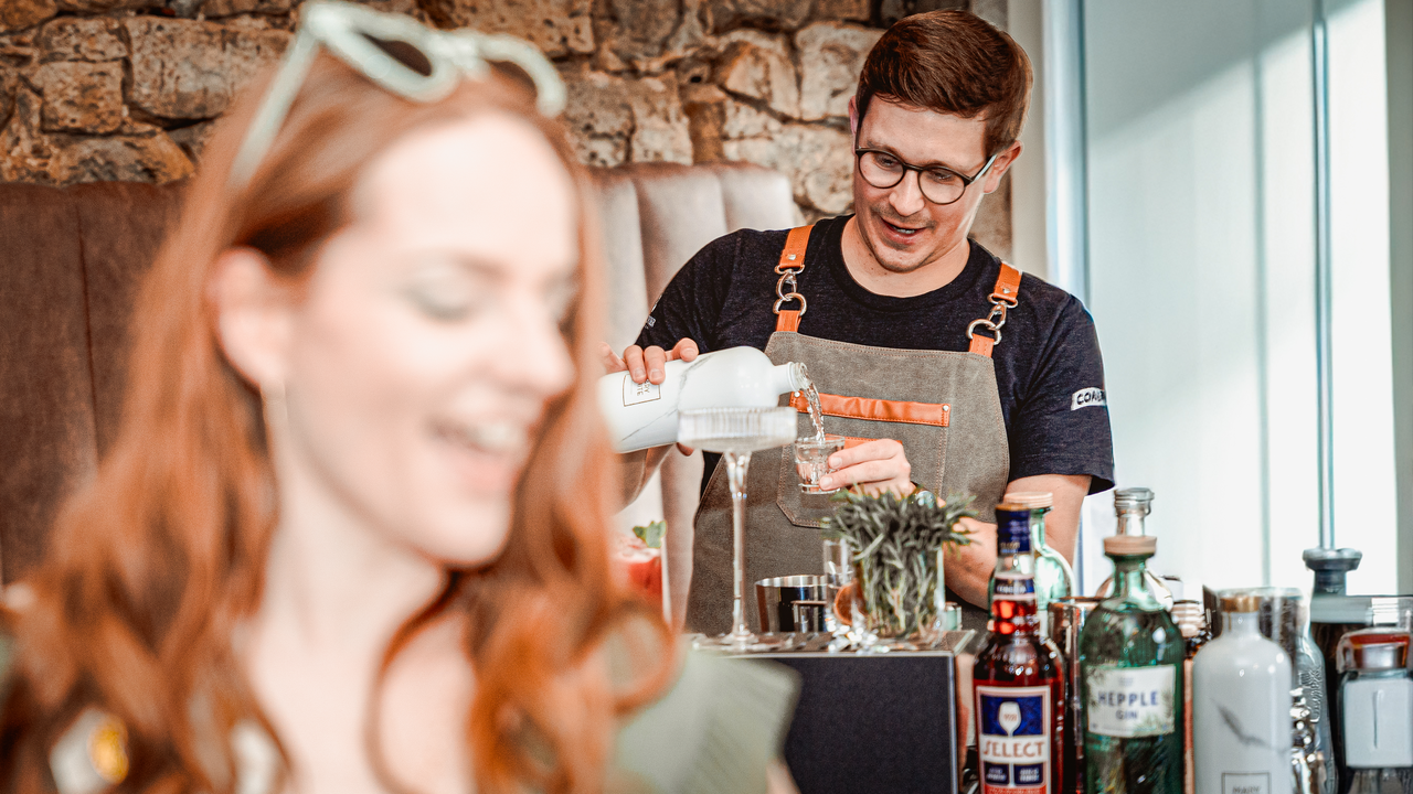 Ob Firmenfeier, Hochzeit oder private Party - ich bringe die Bar direkt zu dir. Mit über zehn Jahren Erfahrung, einem Gespür für Aromen und viel Liebe zum Detail kreiere ich Drinks, die begeistern. Von Klassikern über Longdrinks bis hin zu individuellen Signature Cocktails wird jeder Anlass zu einem echten Genussmoment.