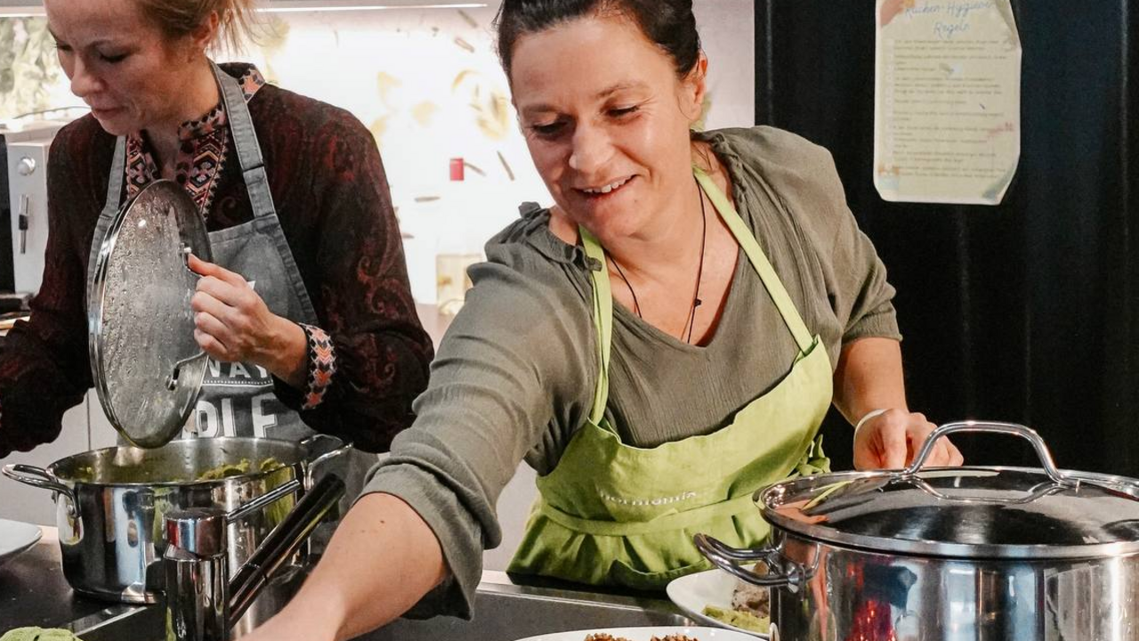In diesem besonderen Koch-Workshop steht das freie, kreative Kochen im Mittelpunkt. Unter fachkundiger Begleitung und mit wertvollen Tipps rund um gesunde Ernährung gestalten die Teilnehmenden aus regionalen, saisonalen Bio-Zutaten eigene Gerichte, die sich zu einem gemeinsamen Menü vereinen. So entsteht spielerisch und intuitiv ein kulinarisches Erlebnis voller Genuss, Überraschungen und Teamgeist.