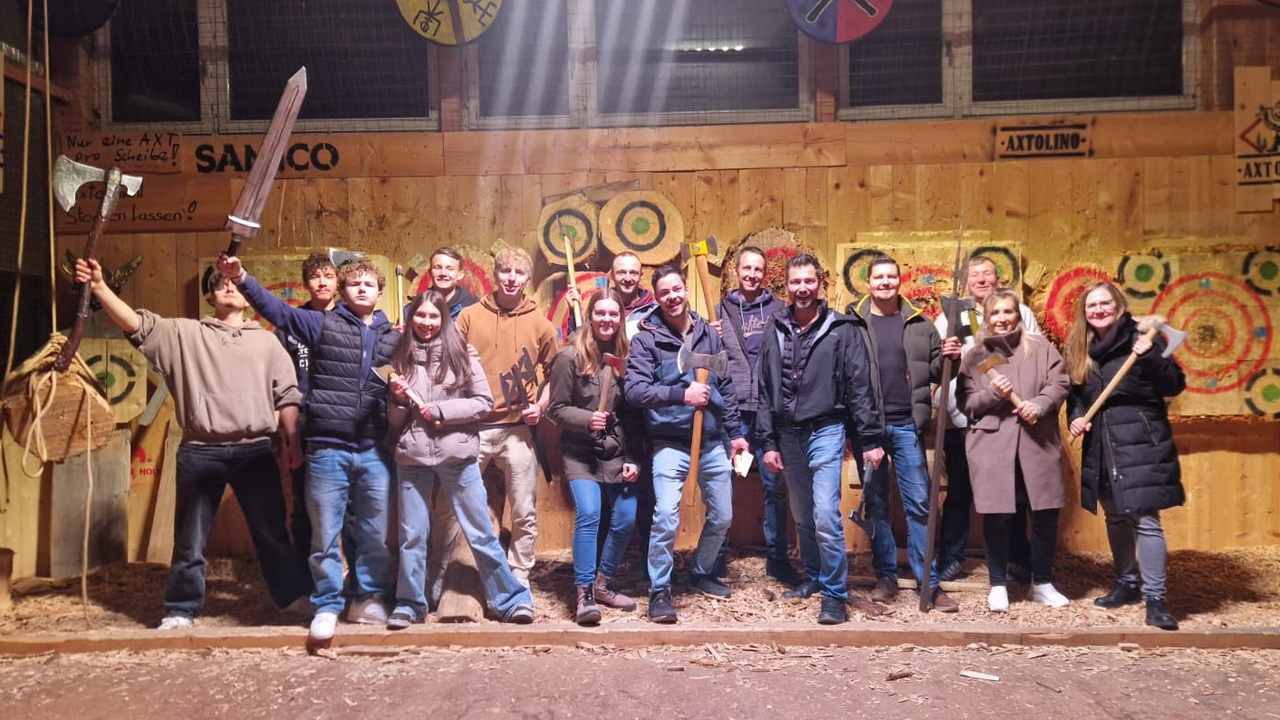 Lerne das Axtwerfen von Grund auf. Ein erfahrener Instruktor begleitet euch durch die gesamte Session. Enthalten: Einführung in Wurftechnik & Sicherheit Individuelles Training mit Tipps vom Profi Mini-Wettkampf untereinander Wurfgegenstände Turnier Axt Doppelaxt Spaltaxt Kleine Äxte Schaufel