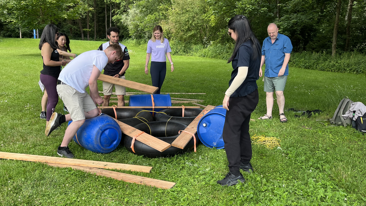 Flossbau als Teamevent mit ganz viel Spass, Action und Spannung. Baut euer eigenes Floss im Team und fahrt damit über den wunderschönen Walensee. Perfekt geeignet für Gruppen, die einen Tag voller Action an und auf dem Wasser erleben wollen.