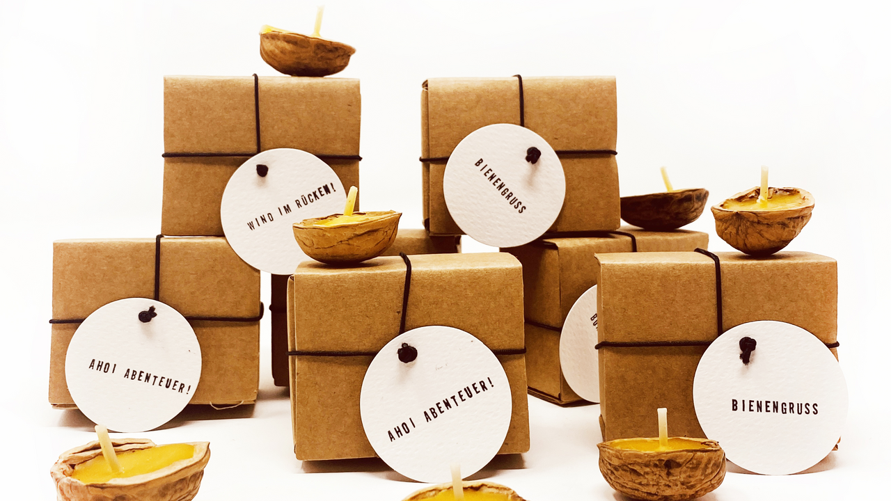 Gschänkli Workshop - mit der Magie des Selbermachens produziert ihr eure eigenen, wohltuenden Balsame und Bienenwachskerzen. Stelle mit deinem Team einzigartige Weihnachtsgeschenke ganz nach dem Motto "Slow Living" her. Mit unserem Stadtzürcher Bienenwachs zaubert ihr Lippen- und Erkältungsbalsame, Kerzen und weitere Mitbringsel, für euch selbst, für eure Arbeitskolleg:innen oder Kund:innen.