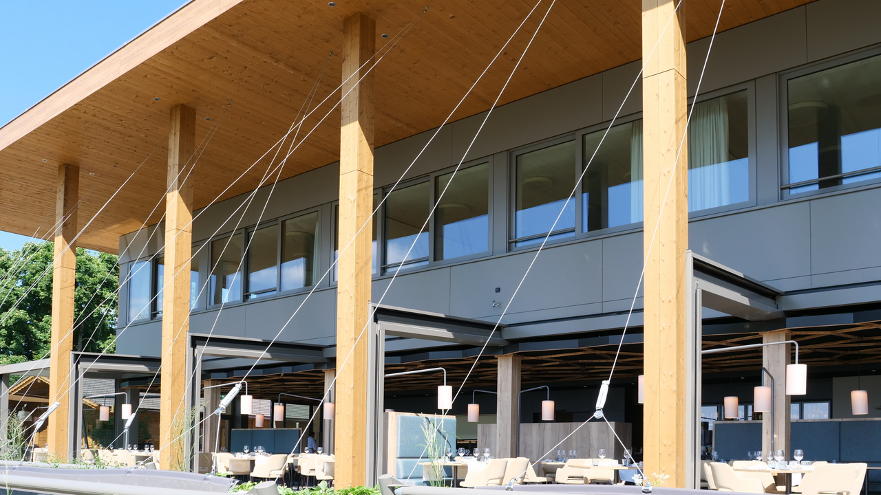 „Hauptsache Cabrio!“ - Bus und Restaurant Bereit für eine absolut unvergessliche Genussreise? Dann schnallen Sie sich an, denn wir nehmen Sie mit auf eine Fahrt der Superlative! Steigen Sie ein in unseren Cabrio-Panorama-Bus oder wählen Sie Ihr persönliches Lieblingsfahrzeug und machen Sie sich bereit für eine kulinarische Reise zum allerersten Cabrio-Restaurant der Schweiz. Hier erwarten Sie nicht nur feinste regionale Küche, sondern auch ein Panorama, das Ihnen den Atem rauben wird – mit Blick über das Seetal, den Hallwilersee und die majestätischen Alpen.