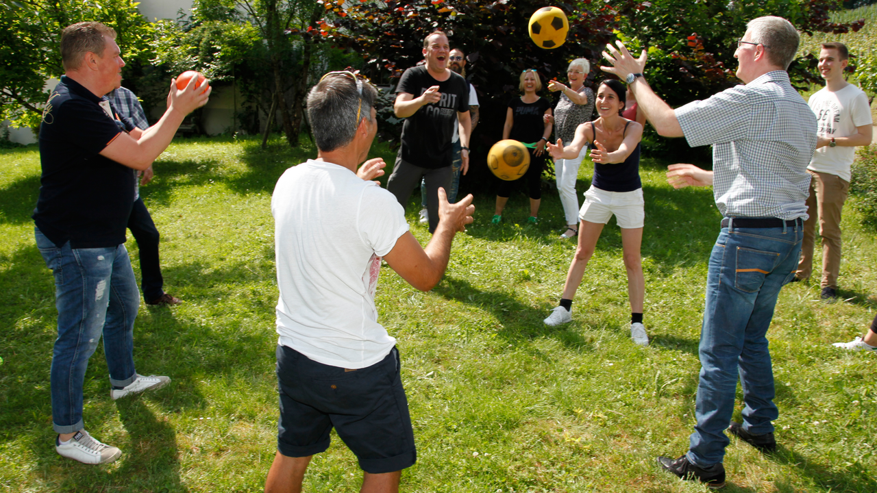 Spielerische Reise in fremde Kulturen Dieser Event bringt Ihnen die Spielkultur verschiedener Völker wie der Inuit und Zulu näher. Erleben Sie spannende, unbekannte Spiele: Bola aus Grönland, Gutera Uriziga aus Ruanda oder Apfelsine im Kreis aus China.
