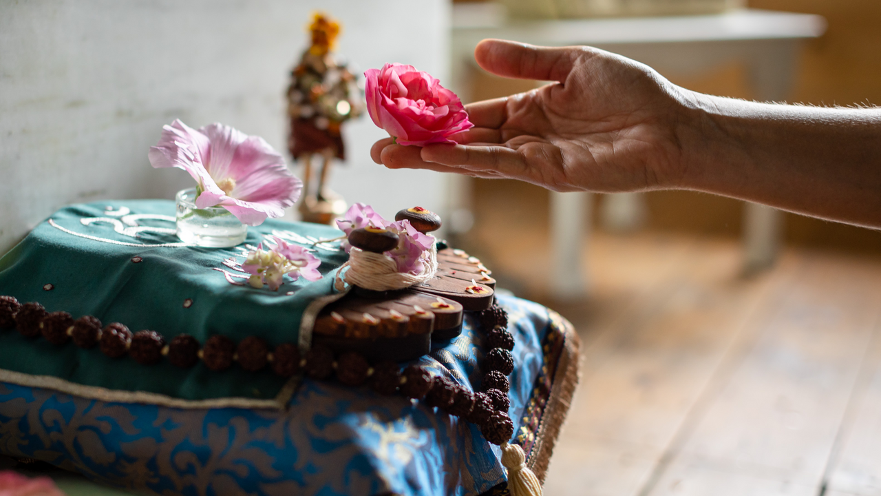 Diese Alp dient bereits seit über 40 Jahren als Rückzugs- und Erfahrungsort für Menschen auf der ganzen Welt, welche auf der Suche sind nach Stille, innerem Frieden und einer spirituellen Praxis. Durch tägliche Rituale und eine bewusste Ausrichtung hat der Platz eine einzigartige Kraft entwickelt. Wir wollen diese Kraft gemeinsam erkunden und uns einen Tag lang auf den Weg durch die Kraftquellen der Alp begeben.