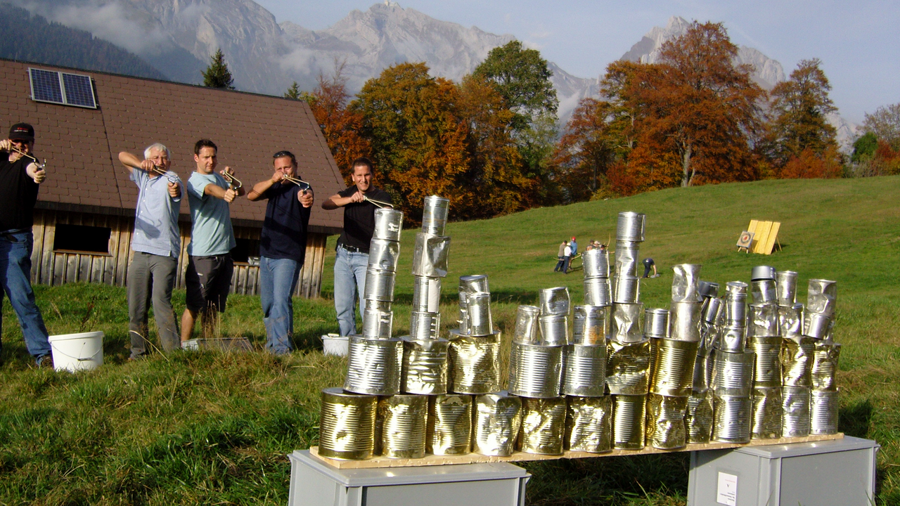 Bei diesem Gruppenevent dreht sich alles um's Zielen und Treffen. Die Auswahl an Posten ist gross. Ob Mann oder Frau, jeder kann sich für etwas begeistern. Stellen Sie sich Ihr eigenes Wunschprogramm zusammen. In Teams zirkulieren die Teilnehmer durch folgende, mögliche Posten: Bolas werfen; Steinschleuder schiessen; Bogenschiessen; Messer werfen; Heugabel werfen; Tomahawk werfen; Blasrohr schiessen; Lasso werfen; Kanonen schiessen; Speer werfen uvm.