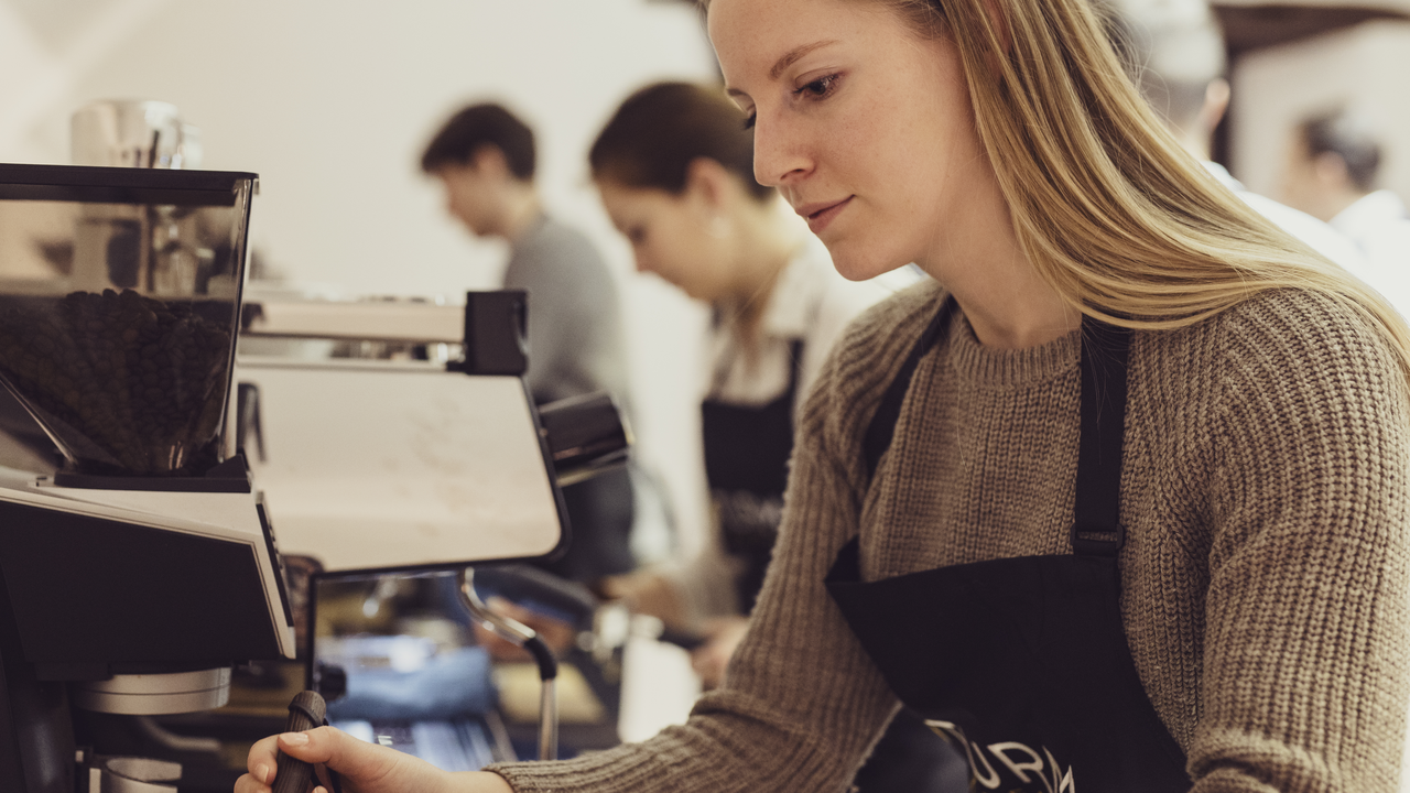 Barista-Kurs Sie möchten mit Ihren Freunden, Arbeitskollegen oder Kunden eine Teambuilding-Aktivität durchführen und dabei noch genüsslich Kaffee verköstigen oder gar einen Wettbewerb daraus machen? Dann werfen Sie einen Blick hinter die Kulissen und absolvieren einen Barista Workshop. Wir begleiten Sie auch bei Ihrem wichtigen Event mit Herz und Hingabe und sorgen für spannende Unterhaltung und ein einmaliges Erlebnis, das Ihnen in köstlicher Erinnerung bleiben wird. Gerne stellen wir Ihnen auch ein individuelles Programm für Ihren Anlass zusammen.
