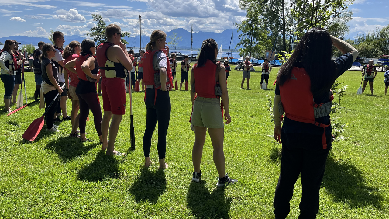 Kanutour auf dem Walensee Von der actionreichen Verfolgungsfahrt auf unseren sportlichen Sit-On-Tops bis hin zum entspannten Gleiten übers Wasser auf unseren gemütlichen Kanadiern geniessen Sie in unberührter Natur einen besonderen Tag.Als Wassersport-Experten organisieren wir erlebnisreiche Events, die Ihren Teamspirit verbessern. Von der actionreichen Verfolgungsfahrt auf unseren sportlichen Sit-On-Tops bis hin zum entspannten Gleiten übers Wasser auf unseren gemütlichen Kanadiern geniessen Sie in unberührter Natur einen besonderen Tag.