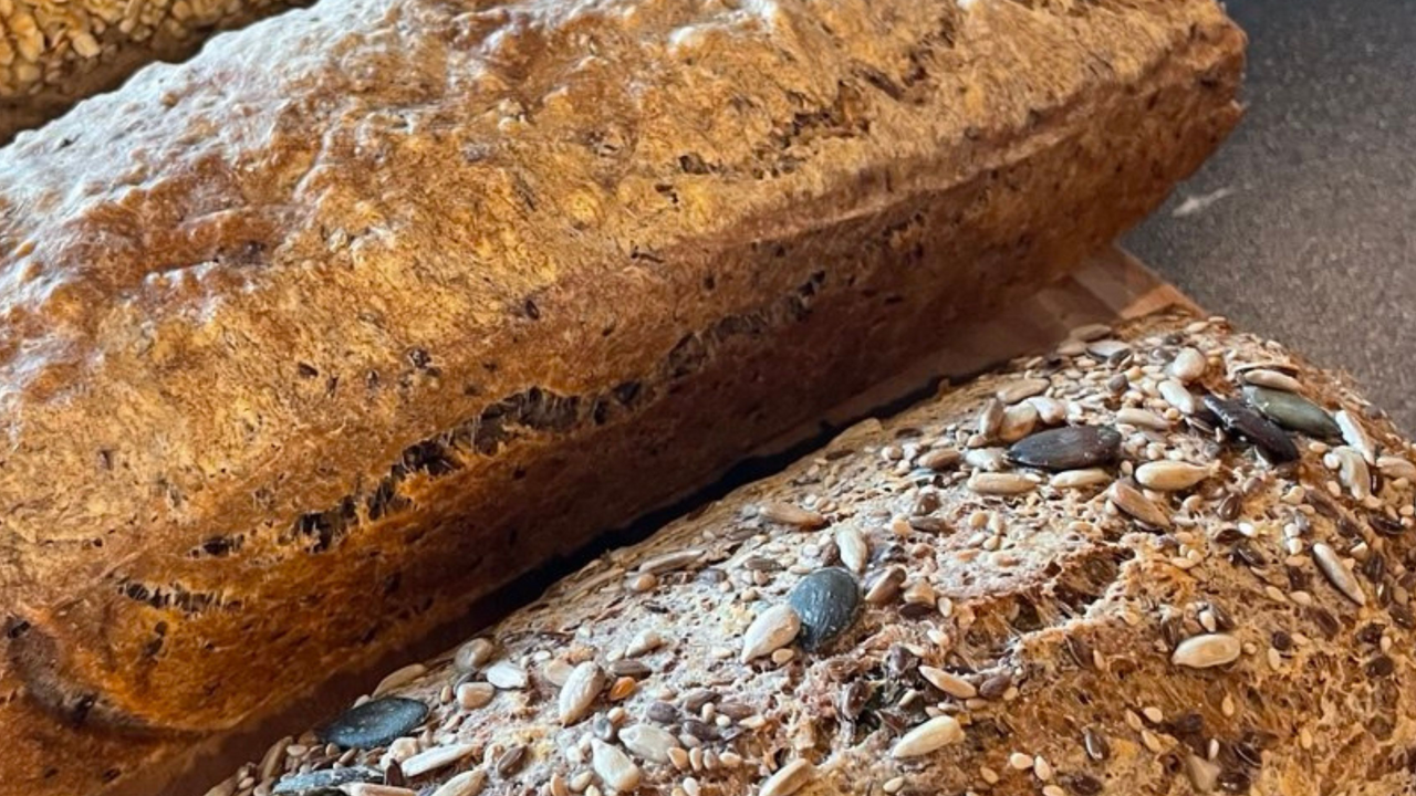 Ein besonderes kulinarisches Erlebnis für geschlossene Gruppen: Erleben Sie traditionelles Brotbacken mit alternativen Mehlsorten, stellen gesunde Aufstriche her und erhalten wertvolles Wissen zu ganzheitlicher Ernährung – vom Mehl bis zum gemeinsamen Genuss.
