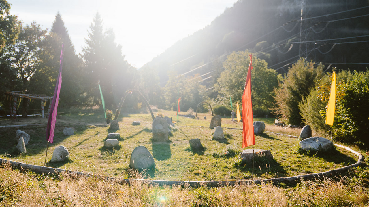 Viele Orte in den Alpen gelten seit Jahrhunderten als besondere Kraftplätze. Auf dieser Führung lernen Sie markante Bäume, Felsen und von Menschen geschaffene Orte der Stille kennen. Begleitet von kurzen Meditationen und stillen Momenten können Sie die besondere Atmosphäre dieser Plätze bewusst wahrnehmen. Jeder Ort erzählt seine eigene Geschichte und lädt dazu ein, in eine tiefere Verbindung mit der Natur zu treten.