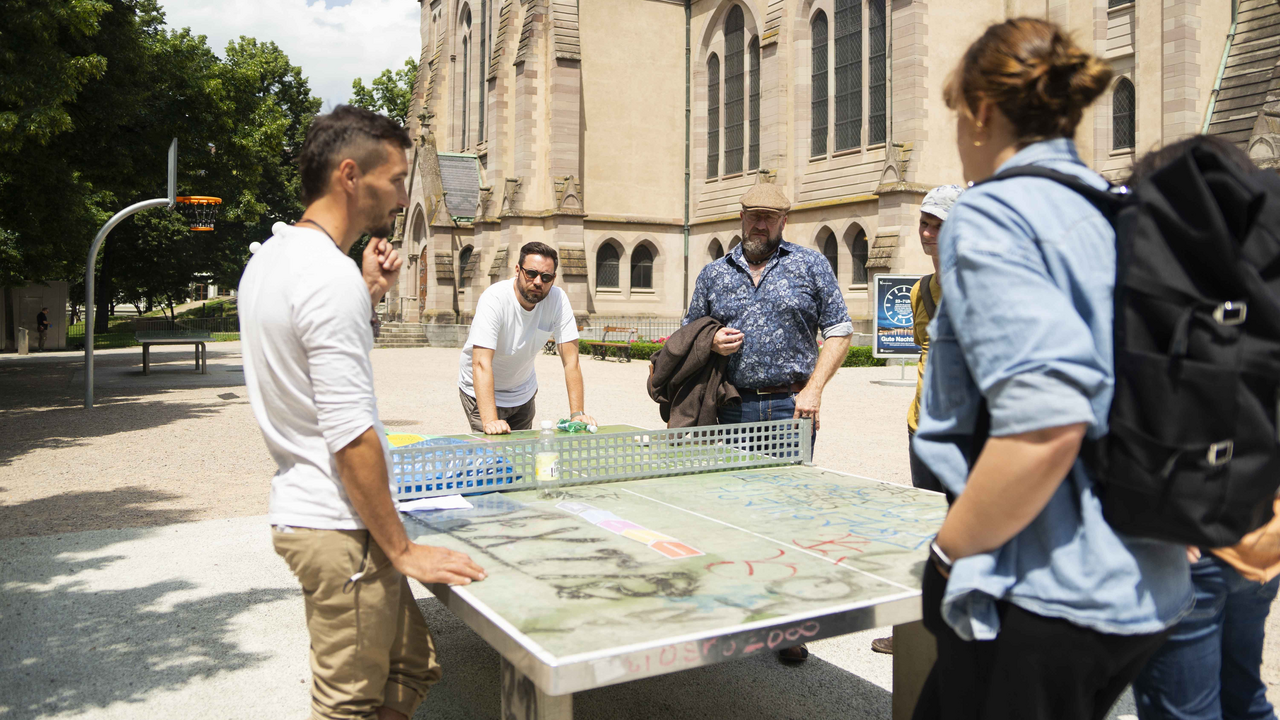 Das interaktive Stadterlebnis beleuchtet anhand von konkreten Beispielen die sozialen und ökologischen Auswirkungen unseres Konsumverhaltens auf die gesamte Welt. Der Stadtrundgang führt die Teilnehmenden direkt an den Ort des Geschehens, wo wir täglich konsumieren. An den gezielt ausgewählten Standorten hinterfragen wir die eigenen Konsumgewohnheiten, regen Diskussionen an und zeigen konkrete Handlungsoptionen für einen verantwortungsbewussten, zukunftsfähigen und klimafreundlichen Konsum.