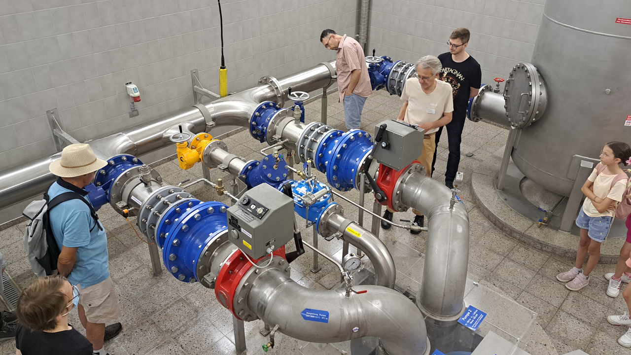 Trinkwasser- selbstverständlich kommt es jederzeit sprudelnd aus unserem Hahn. Aber wissen Sie, welchen Weg es nimmt? Wir laden Sie ein, hinter die Kulissen der Wasserversorgung in Olten zu schauen! Der Trinkwasserbedarf von Olten, Starrkirch-Wil, Trimbach, Hauenstein und Wisen wird zu hundert Prozent mit Grundwasser abgedeckt; dieses wird westlich des Stadtgebietes dem Grundwasserstrom im Gheid entnommen. Erleben Sie, wie das kühle Nass von der Wolke bis in Ihr Zuhause gelangt. Und erfahren Sie hautnah, warum Olten in der Geschichte der Grundwassergewinnung eine echte Pionierrolle spielte. Buchen Sie jetzt Ihre Führung und erleben Sie eine faszinierende Reise vom Ursprung bis zum Wasserhahn.