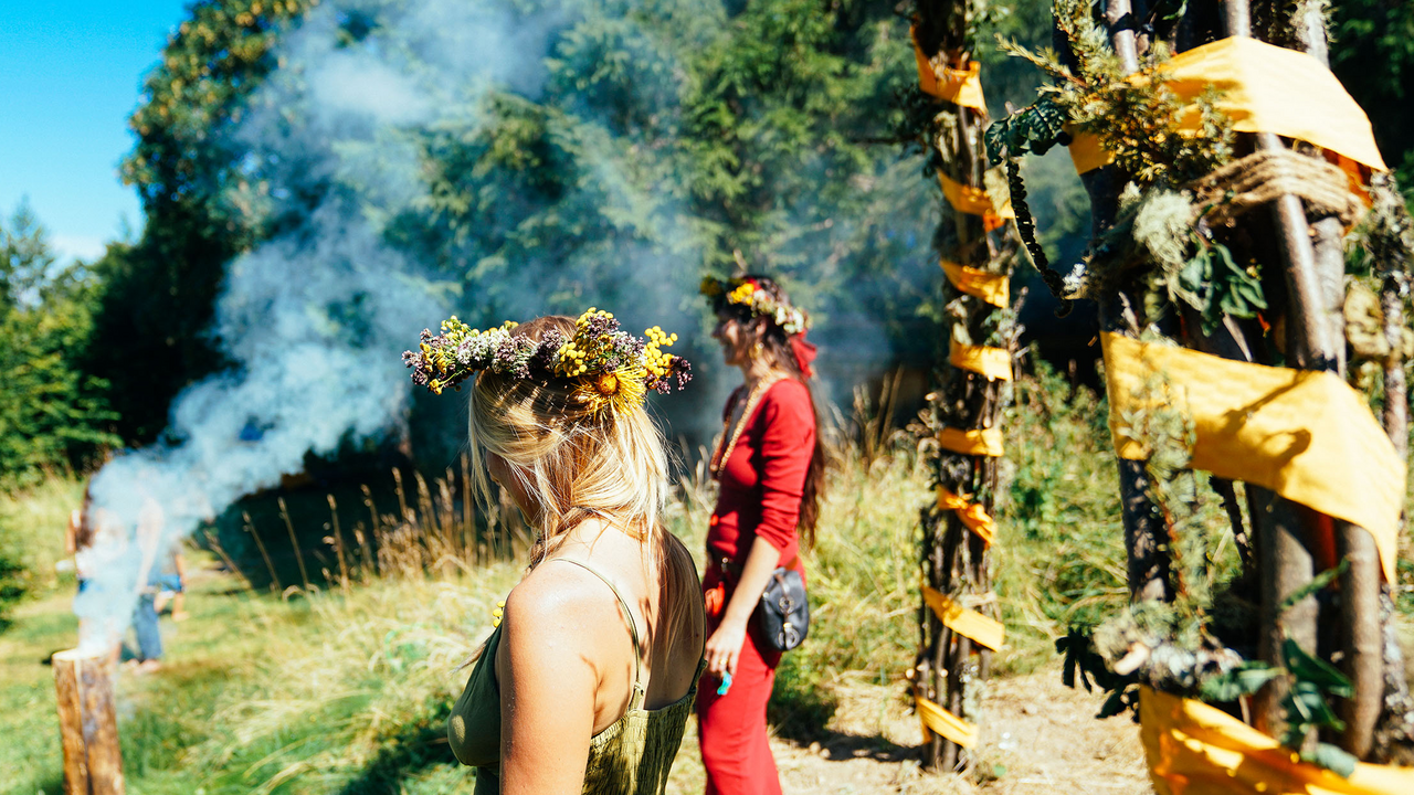 Viele Orte in den Alpen gelten seit Jahrhunderten als besondere Kraftplätze. Auf dieser Führung lernen Sie markante Bäume, Felsen und von Menschen geschaffene Orte der Stille kennen. Begleitet von kurzen Meditationen und stillen Momenten können Sie die besondere Atmosphäre dieser Plätze bewusst wahrnehmen. Jeder Ort erzählt seine eigene Geschichte und lädt dazu ein, in eine tiefere Verbindung mit der Natur zu treten.