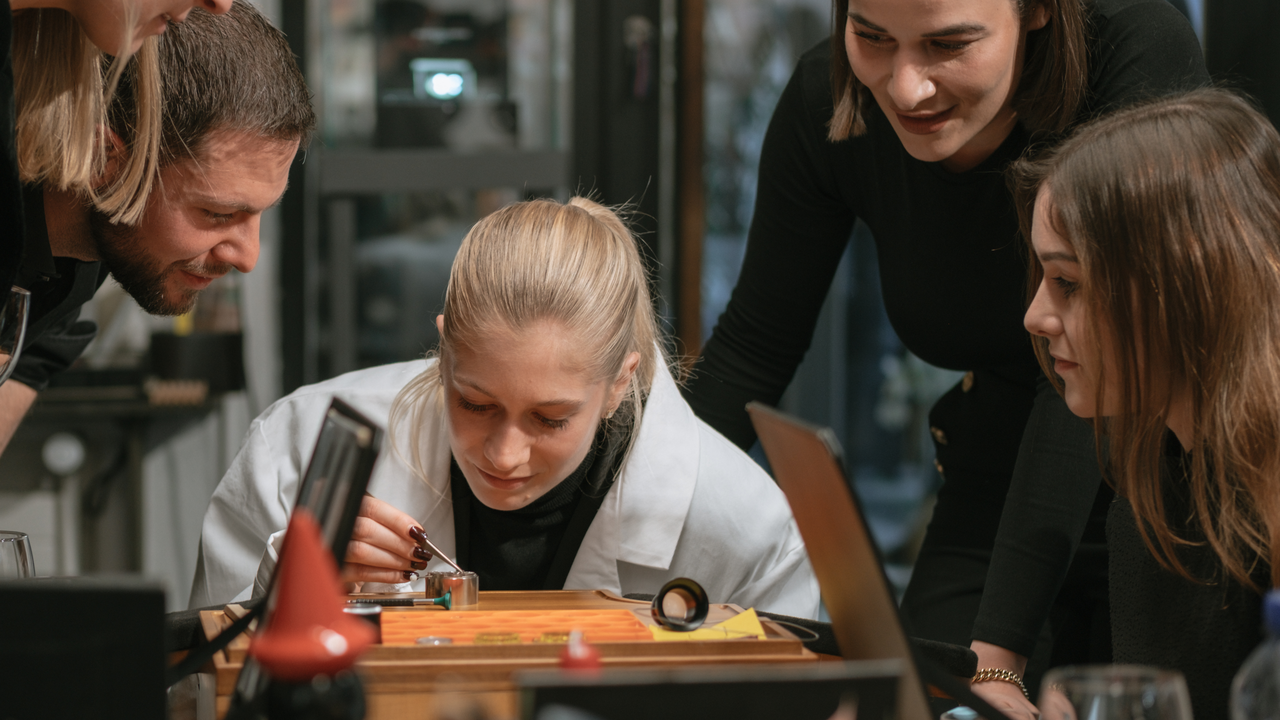 Sie haben noch nie eine Uhr selbst zusammengesetzt, stimmt’s? Das können Sie jetzt aber tun: Für Interessierte (ab 12 Jahren) führen wir Uhrmacherkurse in unserem Atelier durch. Darin dürfen Sie ein Unitas-Taschenuhrwerk unter fachkundiger Betreuung auseinandernehmen und zusammensetzen.