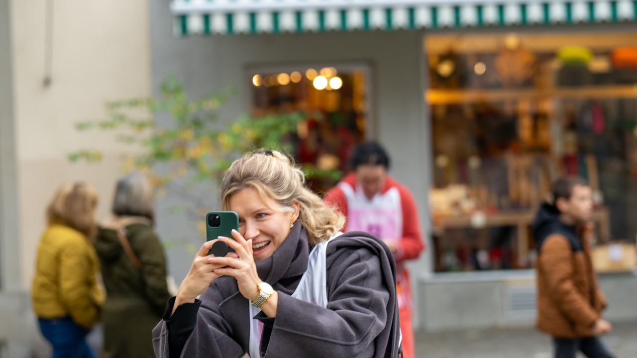 Das interaktive Agentenspiel für echte Strategen! Jagt die gegnerischen Teams und sammelt Punkte durch clevere Fotos. Doch Vorsicht: Werdet ihr entdeckt, verliert ihr Punkte! Taktik, Timing und Teamgeist – habt ihr das Zeug zum Agenten?