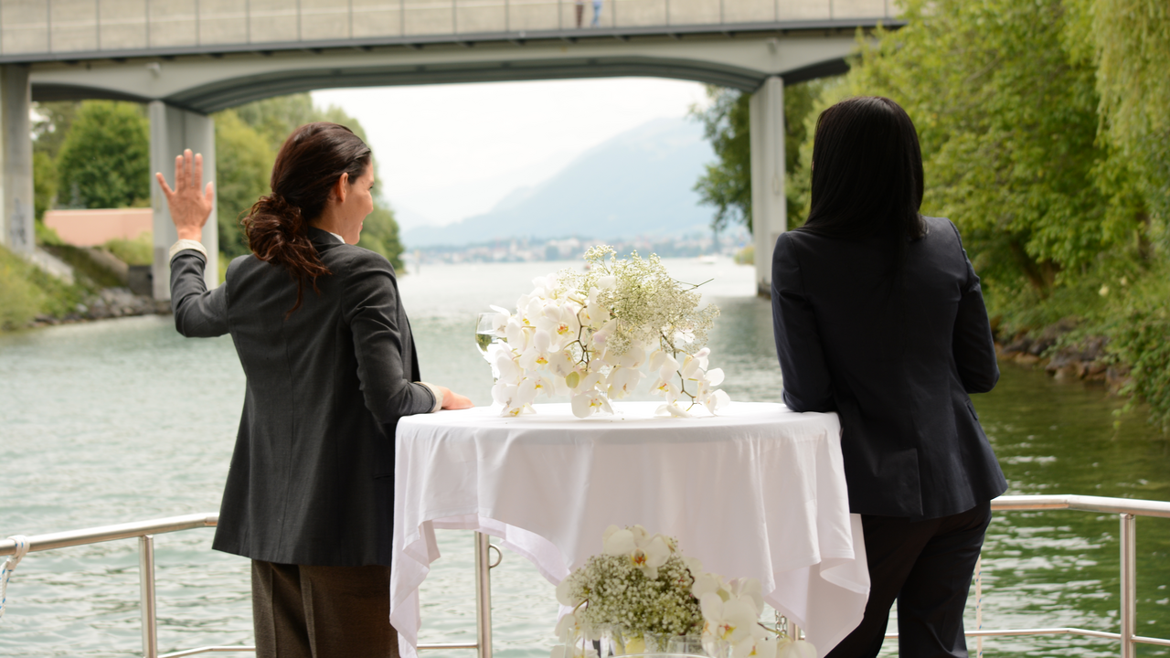 Planen Sie einen besonderen Ausflug, ein inspirierendes Seminar oder ein Fest im kleinen Kreis? Das wunderschöne kleine Hausboot auf dem Zürichsee lässt sich exklusiv mieten, um unvergessliche Stunden auf dem Wasser zu verbringen. Der Heimathafen am linken Seeufer befindet sich in Richterswil. Am rechten Seeufer können Sie sich in Stäfa abholen lassen. Selbstverständlich sind auch Fahrten von und zu jeder anderen Anlagestelle am See möglich (gegen Aufpreis).