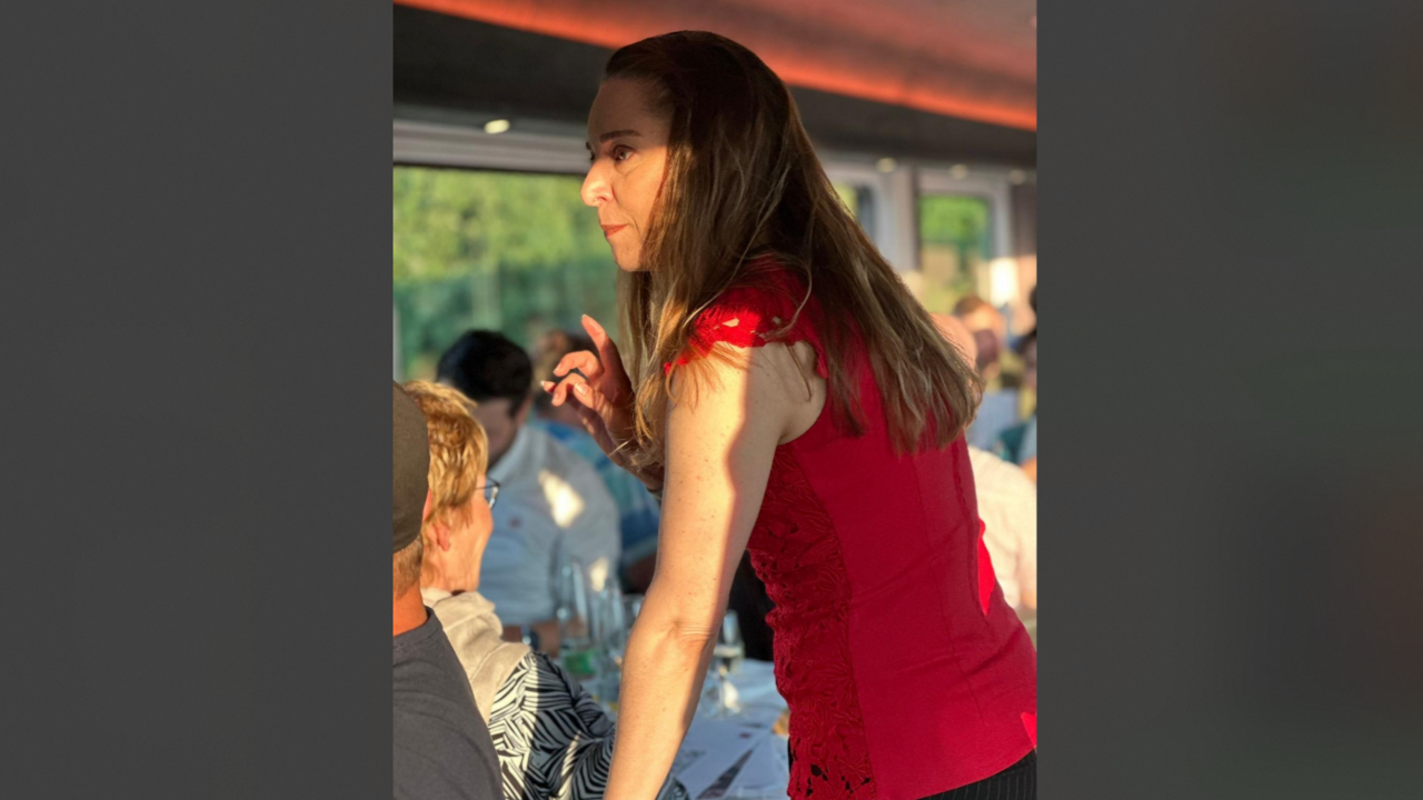 Die perfekte Unterhaltung für Firmenanlässe oder Geburtstagspartys «Grüsse aus dem Jenseits» ist das interaktive Krimidinner, bei dem Sie, verehrte Gäste, die einmalige Gelegenheit haben, in einen anderen Charakter zu schlüpfen. Ob als lupenreine Ermittelnde, durchtriebene Kriminelle oder als mystische Persönlichkeit von nebenan: Erleben Sie einen unterhaltsamen, humorvollen und kulinarisch einzigartigen Event im Lokal Ihrer Wahl!