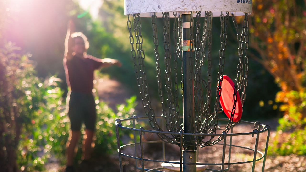 Disc-Golf-Challenge Wie gut kannst du Frisbee werfen? Gut genug, um ein Hole-in-One zu schaffen? Bei diesem spannenden Event werden Sie Golf spielen wie nie zuvor! Als zusätzlicher Reiz wird jedes Team einen Teil des Platzes mitgestalten - aber macht es euch nicht zu schwer, denn euer Team muss auch dieses Loch spielen!