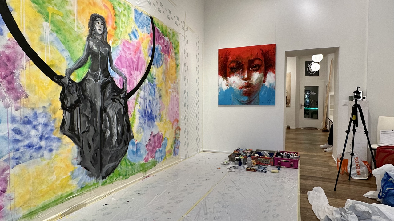 Zeichnungs- und Malereiworkshop Kommt zu uns in die Kreativzentren der Kunststädte der Schweiz und zeichnet und malt euch durch alle Facetten der klassischen und modernen Gegenwartskunst. Lernt euer eigenes Unternehmens- oder Familienlogo, Motto oder Lieblingsbild zu zeichen und malen und lasst euch bei der Umsetzung von drei professionellen Fine-Artskünstlern unterstützen. Egal ob euer eigenes Leinwandbild, experimentelles Actionpainting oder eine Firmen-Comic-Illustration, wir sorgen für ein verblüffendes und unvergessliches Ergebnis.