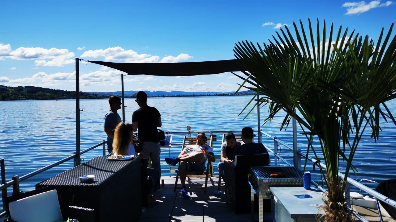 Partyboot auf dem Zürichsee in Rapperswil Hast Du schon mal auf dem Zürichsee ein BBQ organisiert? Nein? Dann wird es höchste Zeit. Unsere Boote ist das Sommer-Highlight für Dich und Deine Freunde, Familie oder Arbeitskollegen! Boot I gibt es auch als das Partyboot. Das Boot II hingegen ist eher die chillige, aber sehr Edle Variante.