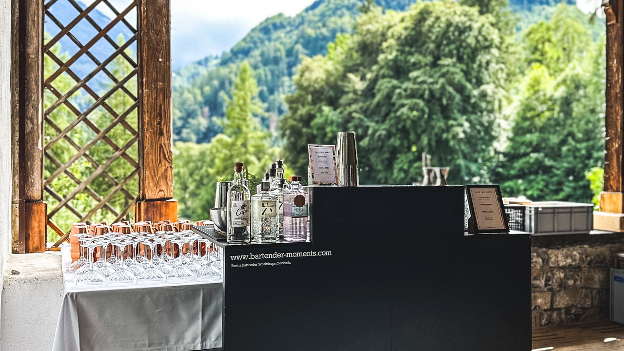 Ob Firmenfeier, Hochzeit oder private Party - ich bringe die Bar direkt zu dir. Mit über zehn Jahren Erfahrung, einem Gespür für Aromen und viel Liebe zum Detail kreiere ich Drinks, die begeistern. Von Klassikern über Longdrinks bis hin zu individuellen Signature Cocktails wird jeder Anlass zu einem echten Genussmoment.