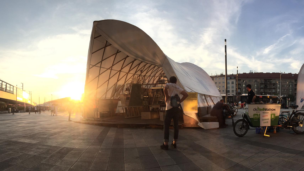 Strohboid-Event-Pavillon und Lounges Du planst ein Event und kannst die ewig gleichen Pagodenzelte nicht mehr sehen? Du möchtest bei Ihrer Veranstaltung auf Natürlichkeit und Nachhaltigkeit vertrauen und ein wirklich attraktives Zeichen setzen?