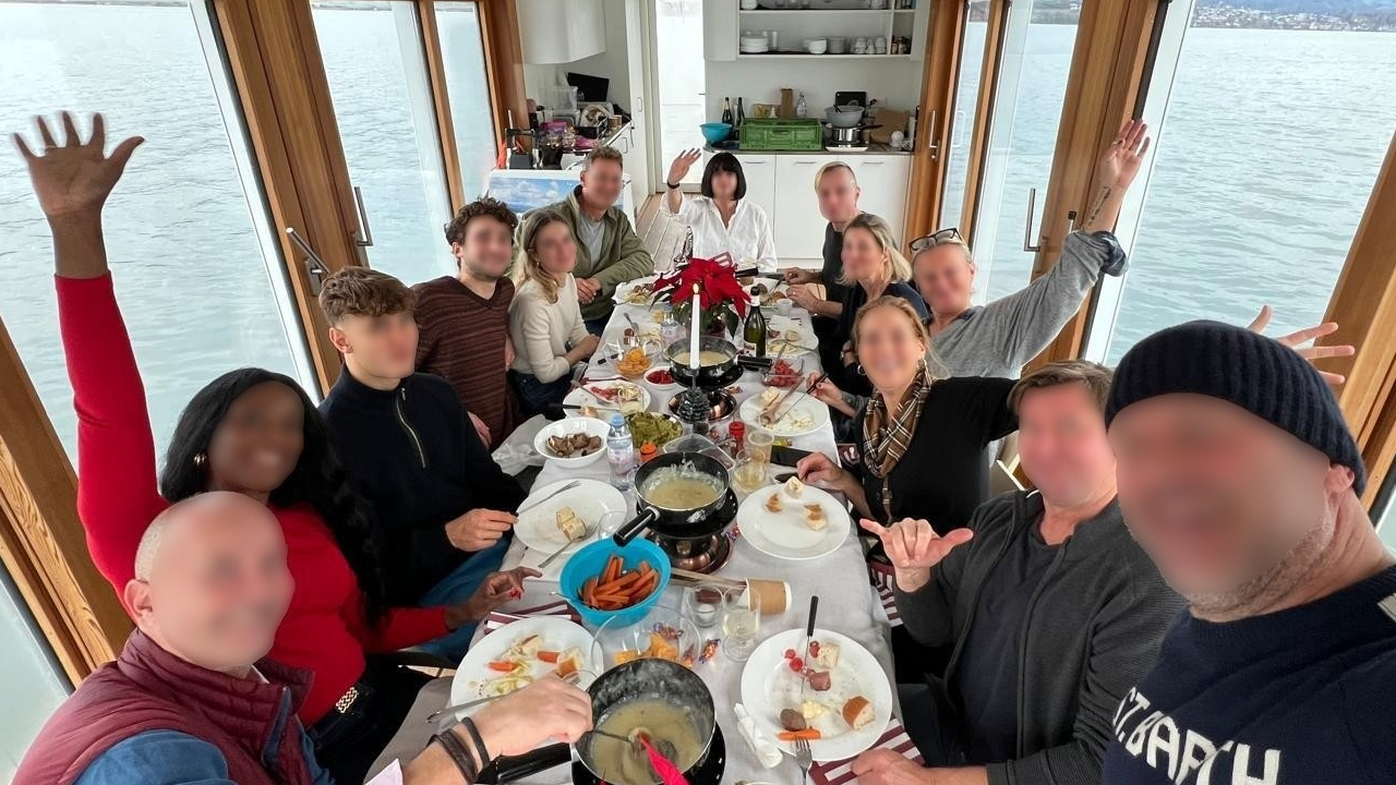 Herzlich willkommen auf Ihrem ganz privaten Raclette- oder Fondueschiff auf dem zauberhaften Zürichsee! Unser wunderschönes Hausboot lässt sich exklusiv mieten, um unvergessliche Stunden auf dem Wasser zu verbringen. Geniessen Sie den atemberaubenden Blick auf die umliegenden Berge und die glitzernde Wasseroberfläche, während Sie sich an köstlichem Raclette oder Fondue erfreuen. Ob romantische Abendessen, fröhliche Familienfeiern oder gesellige Runden mit Freunden - dieses einmalige Erlebnis wird Ihnen noch lange in Erinnerung bleiben.