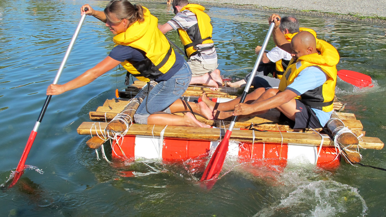 Bei diesem Teamevent erhalten die Teilnehmer nur das Rohmaterial zum Bau eines Flosses, ganz ohne Anleitung. Sie müssen sich in begrenzter Zeit über die Konstruktion beraten, effektiv zusammenarbeiten und verschiedene Posten durchlaufen. Dies fördert wichtige Aspekte des Arbeitsalltags wie Entscheidungsfindung und Kommunikation.