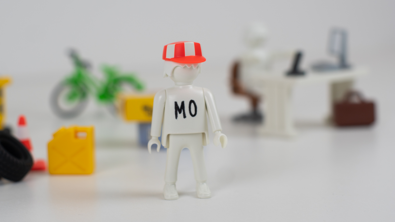 PLAYMOBIL pro. – Spielfiguren als Schlüssel für die eigene Aussage. Mit PLAYMOBIL pro. werden neutrale Figuren zu Botschaftern unserer Gedanken. Sie werden bemalt, beschrieben, in Rollen gesteckt – und plötzlich entstehen Szenen, die komplexe Zusammenhänge sichtbar machen. Die Methode kombiniert Gamification mit Tiefgang: Konflikte, Machtverhältnisse oder neue Ideen werden spielerisch dargestellt, diskutiert und reflektiert. Sprachbarrieren und Hierarchien treten in den Hintergrund – stattdessen zählt, was das Modell zeigt. 👉 Unser Team bildet die Methode nicht nur aus sondern nutzt PLAYMOBIL pro. als haptisches Moderationstool für Workshops zwischen 3 und 200 Personen, flexibel in Deutsch und Englisch. National wie international - für alle Zielgruppen.