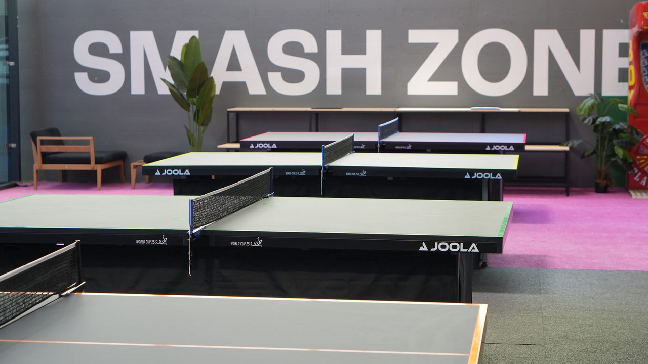 Bei uns entsteht regelmässig eine Turnierarena. Beim Open Turnier können Spieler:innen aller Levels teilnehmen und sich im Wettkampf messen. Bei der Anmeldung wird die Spielstärke angegeben und bei der Einteilung berücksichtigt. So entstehen möglichst ausgeglichene Gruppen und spannende Matches auf einem passenden Niveau. Anschliessend geht es über die Gruppenphase in die K.-o.-Runde, in der um den Turniersieg gespielt wird. Für die Top 3 gibt es Gutscheine und Sachpreise. Ein Konto ist nicht erforderlich - die Anmeldung ist als Gast oder mit Player-Konto möglich. Wer mit Player-Konto teilnimmt, kann seine Resultate direkt ins Player-Ranking einfliessen lassen.