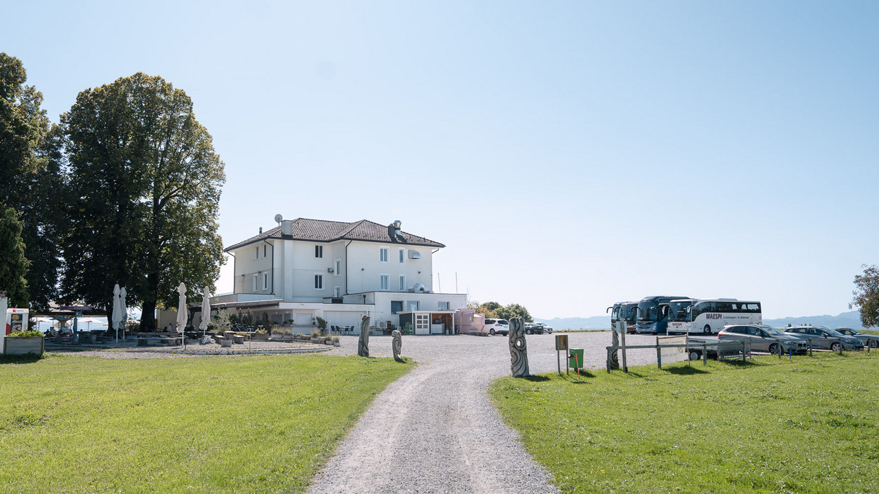 Der Nollen ist wie gemacht für einen Ausflug mit allen Sinnen: Erst barfuss und auf dem Panoramaweg rund um den Hügel, mit Blick vom Bodensee bis in den Alpstein. Danach wartet im Giusi’s Nollen regionale Küche mit viel Thurgauer Herzblut und eine passende Weinbegleitung. So wird aus einem einfachen Spaziergang ein gemeinsamer Genussabend, der Natur, Aussicht und Tischkultur verbindet.