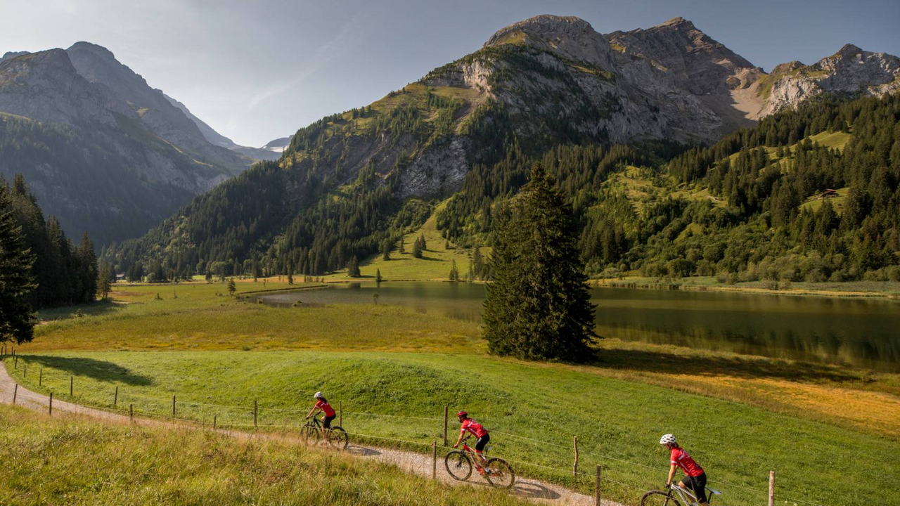 Erkunden die zahlreichen Trails und Radwege in Gstaad, Rougemont und Umgebung mit dem Mountainbike, E-Bike oder Rennrad. Gstaad und Rougemont bieten eine abwechslungsreiche Landschaft und atemberaubende Aussichten, die sicher auch dich und deine Familie begeistern werden.