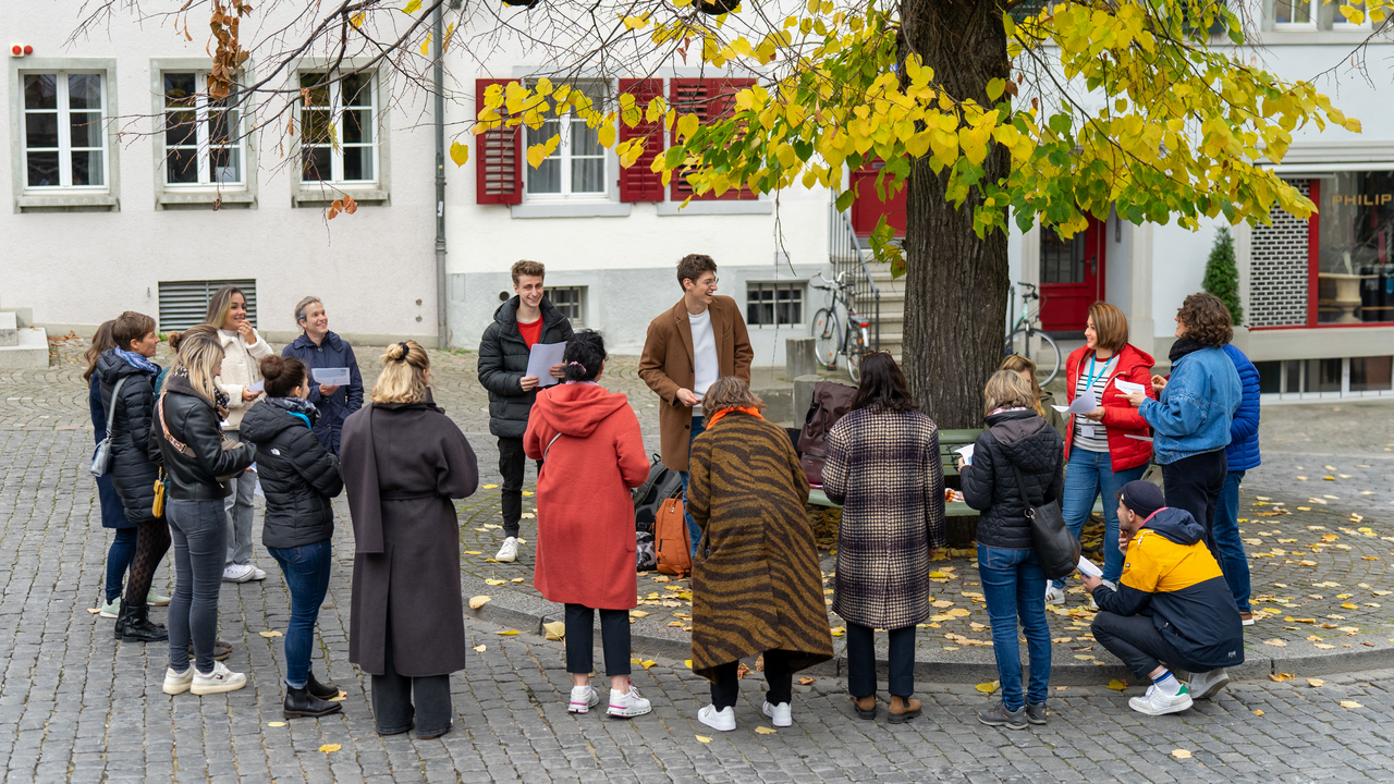 Das interaktive Agentenspiel für echte Strategen! Jagt die gegnerischen Teams und sammelt Punkte durch clevere Fotos. Doch Vorsicht: Werdet ihr entdeckt, verliert ihr Punkte! Taktik, Timing und Teamgeist – habt ihr das Zeug zum Agenten?