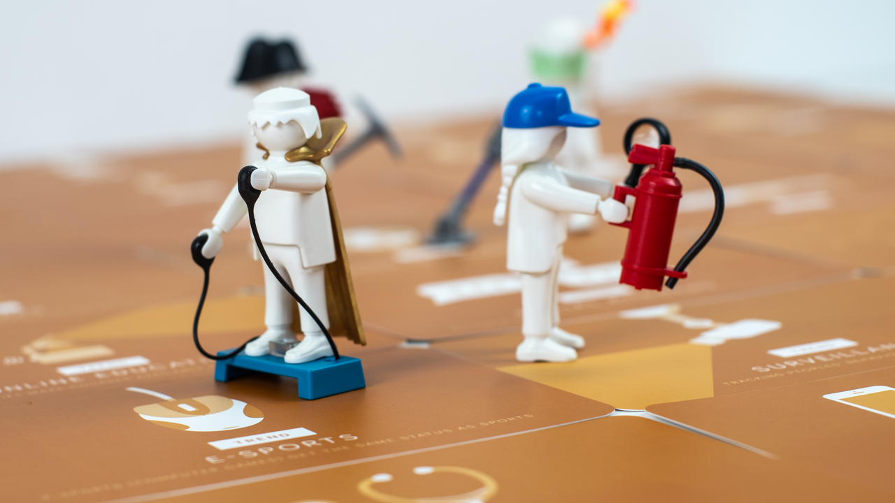 PLAYMOBIL pro. – Spielfiguren als Schlüssel für die eigene Aussage. Mit PLAYMOBIL pro. werden neutrale Figuren zu Botschaftern unserer Gedanken. Sie werden bemalt, beschrieben, in Rollen gesteckt – und plötzlich entstehen Szenen, die komplexe Zusammenhänge sichtbar machen. Die Methode kombiniert Gamification mit Tiefgang: Konflikte, Machtverhältnisse oder neue Ideen werden spielerisch dargestellt, diskutiert und reflektiert. Sprachbarrieren und Hierarchien treten in den Hintergrund – stattdessen zählt, was das Modell zeigt. 👉 Unser Team bildet die Methode nicht nur aus sondern nutzt PLAYMOBIL pro. als haptisches Moderationstool für Workshops zwischen 3 und 200 Personen, flexibel in Deutsch und Englisch. National wie international - für alle Zielgruppen.