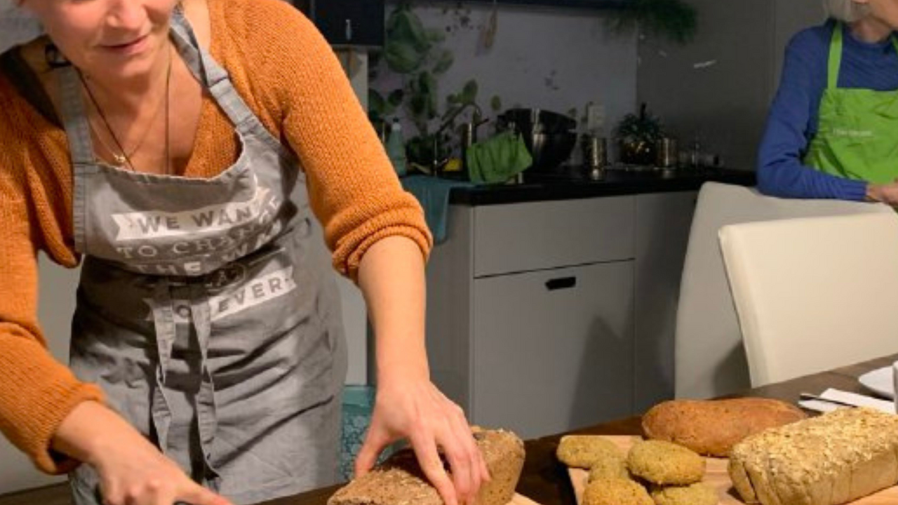 Ein besonderes kulinarisches Erlebnis für geschlossene Gruppen: Erleben Sie traditionelles Brotbacken mit alternativen Mehlsorten, stellen gesunde Aufstriche her und erhalten wertvolles Wissen zu ganzheitlicher Ernährung – vom Mehl bis zum gemeinsamen Genuss.