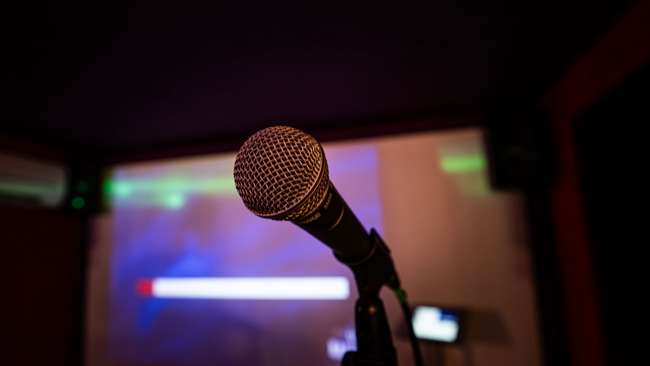 Privater Karaoke Raum: Unsere Jukebox bietet über 35.000 Songs mit Lyrics zum Nachsingen. Hol deinen inneren Rockstar raus und geniesse einen Abend, den ihr alle so schnell nicht vergessen werdet.