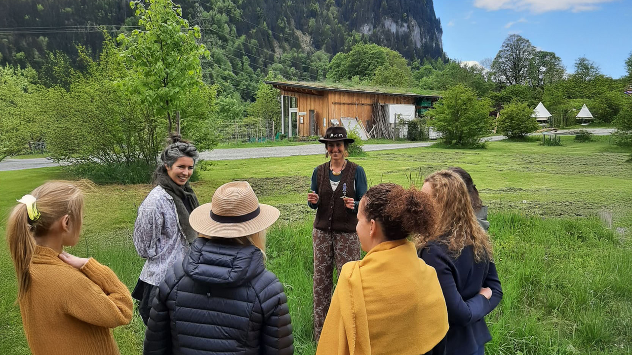 Die Natur ist ein reich gedeckter Tisch – wenn man weiss, wo man hinschauen muss. Bei diesem besonderen Erlebnis lernen Sie essbare Wildpflanzen kennen, sammeln und geniessen. Dabei entdecken Sie nicht nur spannende Geschmacksrichtungen, sondern auch die Freude am unmittelbaren Verarbeiten mit dem, was direkt um uns wächst.