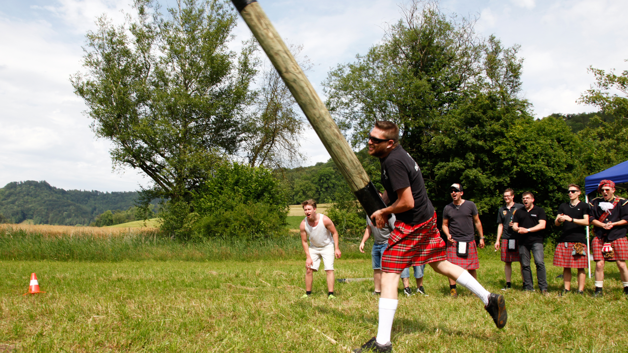 Fördert Geschicklichkeit und Teamgeist....und startet mit einem Schluck Whisky! Dieser Themen-Event eignet sich ideal um einen Wettkampf durchzuführen. Die Teams bilden schottische Clans und kämpfen mit fairen Mitteln um Ruhm und Ehre. Es geht hier nicht nur um Kraft, sondern auch um Geschicklichkeit und Teamgeist. Alle Spielposten sind sowohl für Männer als auch für Frauen ausgelegt. Wählen Sie Ihre Favoriten unter den Schottenspielen aus z.B. Axt werfen; Baumstamm werfen; Whiskyfass-Parcours; Steinstossen; Bogenschiessen usw.