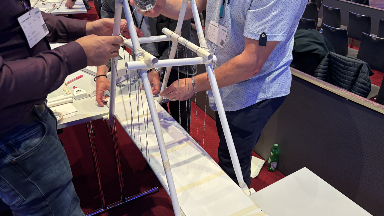 Versuchen Sie sich als Ingenieure und bauen Sie in Gruppen à drei bis vier Personen aus Papier eine möglichst lange und stabile Brücke. Nebst Improvisationstalent und guten Ideen sind hierbei handwerkliches Geschick und vor allem Teamwork gefragt. Spielerisch erleben Sie bei diesem Workshop die Lust am experimentellen Vorgehen und der konstruktive Umgang mit Scheitern. Ob Ihre Brücke hält, zeigt am Ende ein kleines Auto, das beim Darüberfahren den Belastungstest macht.