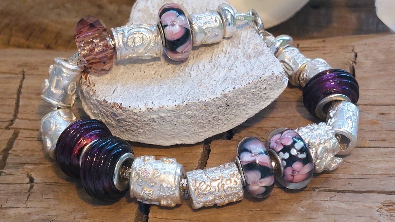 In diesem Workshop werden Sie und Ihre Freundinnen in die Geheimnisse des Art Clay Silber eingeweiht. Art Clay ist eine formbare Masse, bestehend aus kleinen Silberpartikeln, wenig Wasser und einem Lebensmittelbindemittel, die sich mit einfachen Werkzeugen und Techniken sehr leicht bearbeiten lässt: Zeit, Ihrer Kreativität freien Lauf zu lassen! Durch Hitze und etwas Geduld entsteht aus dem Art Clay Ihre Kreation aus echtem Silber (99.9% Silber), die Sie am Ende mit nach Hause nehmen können.