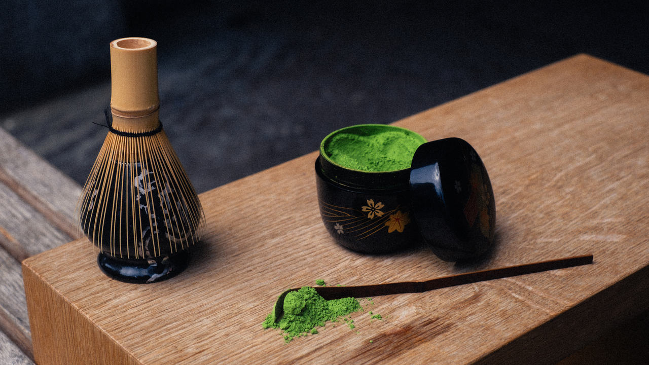 Matcha hat die Welt erobert – doch über den Tee selbst ist oft nur wenig bekannt. In diesem Workshop möchten wir dir ein tieferes Verständnis dafür vermitteln, was Matcha wirklich ist. Du lernst, wie Matcha richtig zubereitet wird, erfährst mehr über seine Geschichte und entdeckst, wie er sich mit Milch und verschiedenen Speisen kombinieren lässt. Der Workshop eignet sich sowohl für Einsteigerinnen und Einsteiger als auch für erfahrene Matcha-Liebhaberinnen und -Liebhaber sowie alle, die Matcha selbst zubereiten.