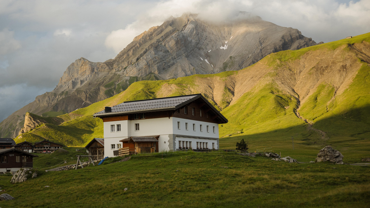 Unsere Raclettehütte ist mehr als nur ein Ort zum Essen – sie ist ein Erlebnis, das dich mit köstlichem Käse, gemütlicher Atmosphäre und purer Erholung verwöhnt. Also tauche ein und lasse dich vom Alpenchic und köstlichem Käse verzaubern!