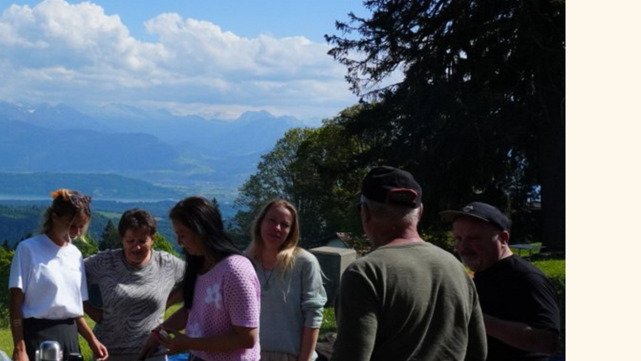 Erleben Sie einen kraftvollen Tag in der Natur. Bei unserer Wildkräuterwanderung starten wir vom Kurszentrum oder einem anderen vereinarten Treffpunkt und begleiten ihre geschlossene Gruppe unter fachkundiger Leitung zu einem ausgesuchten Kraftort. Unterwegs vermittelt eine zertifizierte Kräuterpädagogin praxisnahes Wissen zu heimischen Pflanzen und ihre Anwendung - ergänzt durch Achtsamkeits- u. Meditationsübungen unter Leitung einer ausgebildeten Yogalehreren- und Achtsamkeitstrainerin. Ein nahrhaftes Lunchpaket mit Wildkräutern und selbstgemachtem Getränkt sorgt für Stärkung, Besinnung und Genuss.