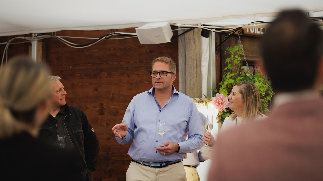 Wenn Kochkunst auf Weinleidenschaft trifft: Beim Genussabend mit Jan & Jan in der Eventküche Urnäsch führt euch Profikoch Jan durch ein mehrgängiges Menü, das ihr gemeinsam zubereitet. Parallel dazu sorgt Jan für die passende Weinbegleitung – von Apérowein bis zum finalen Glas. So wird aus einem Abendessen ein kulinarisches Erlebnis, bei dem Küche und Keller perfekt zusammenspielen.