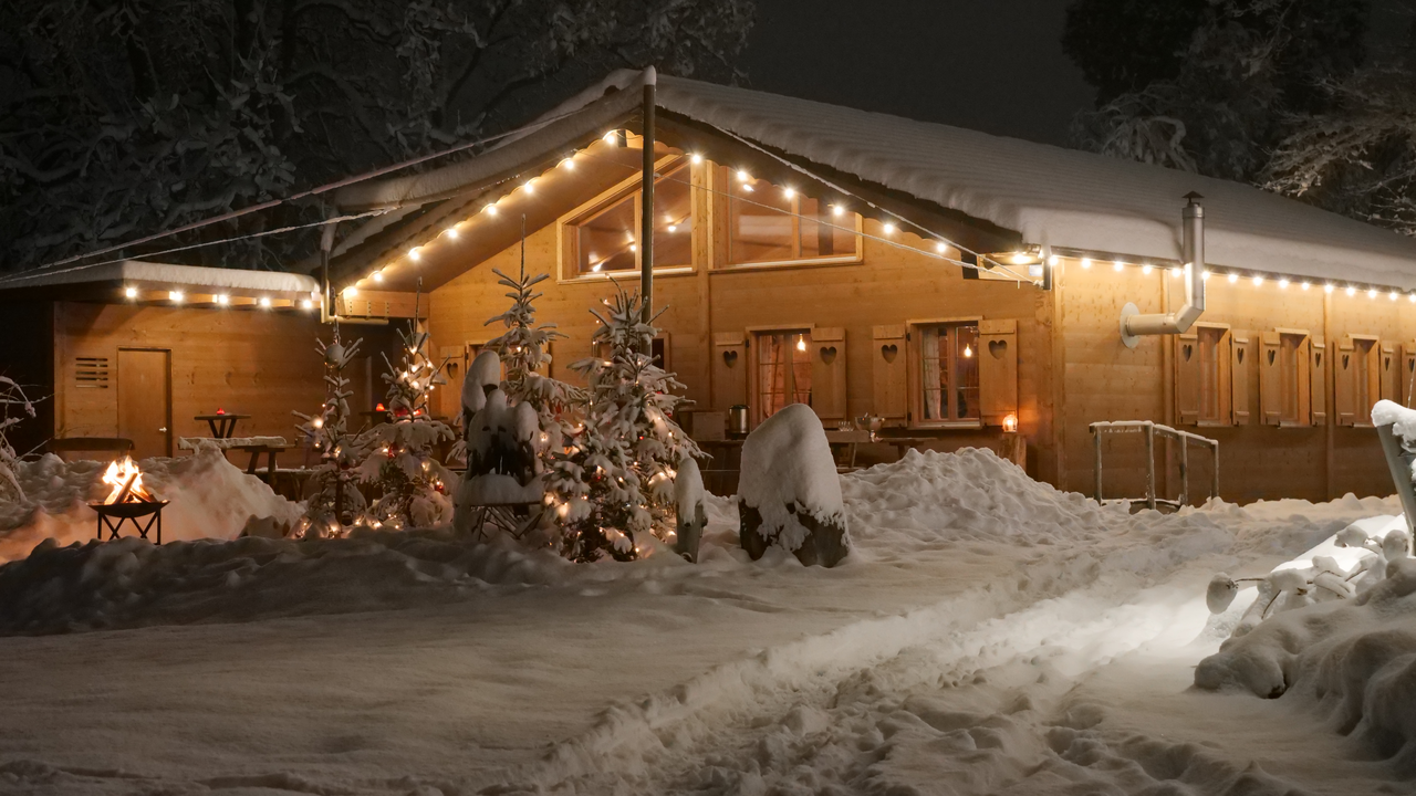 Ob Firmenfeier, Vereinsausflug oder privates Weihnachtstreffen – unser "Hüttenzauber" ist das perfekte Event, um die festliche Stimmung in vollen Zügen zu geniessen. Stellen Sie sich vor: ein knisterndes Feuer, duftender Glühwein und ein reich gedeckter Tisch, während draussen leise der Schnee fällt oder zumindest die kalte Jahreszeit Einzug hält.